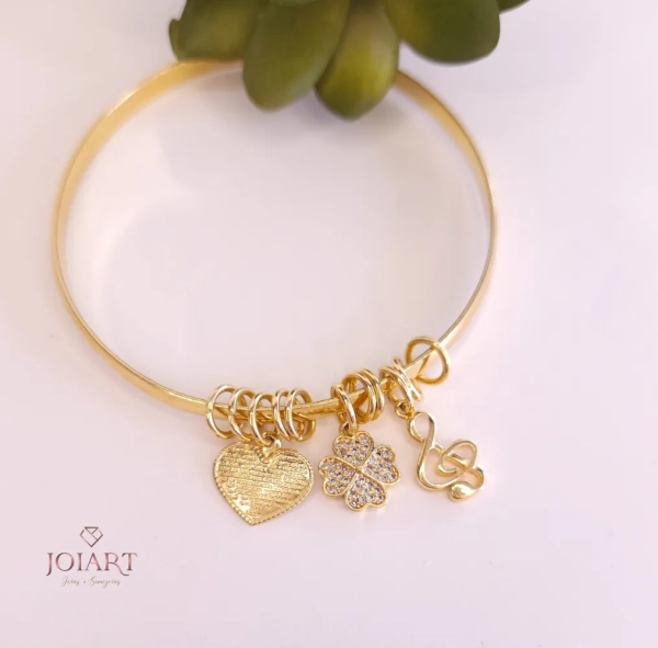Pulseira Bracelete Aro, com Pingentes de Trevo, Coração e Clave de Sol