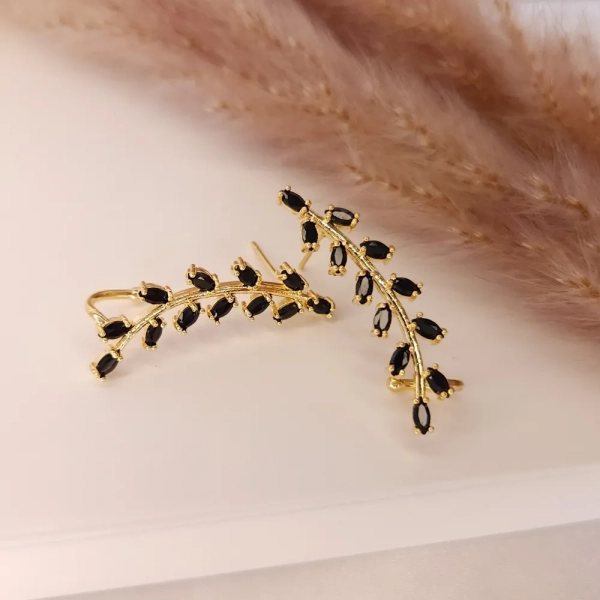 Brinco Ear Cuff de Zircônias Navetes Pretas - Banhado a ouro 18k - Imagem 2