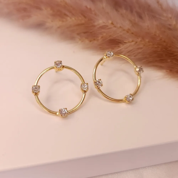 Brinco circulo liso e 4 zircônias, folheado a ouro 18k