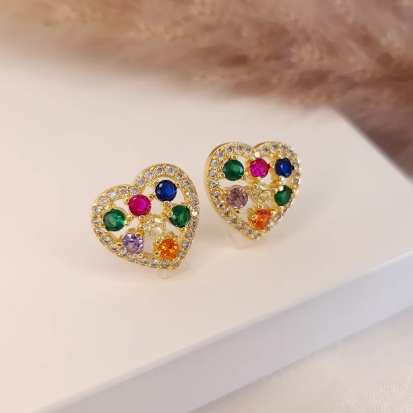 Brinco coração com pedras coloridas, banhado a ouro 18k