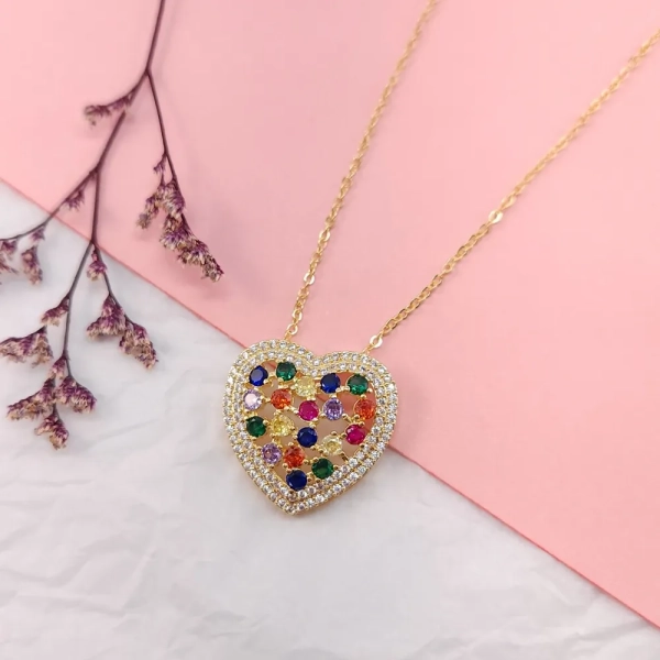 Colar coração com zircônias coloridas e microzircônias em volta