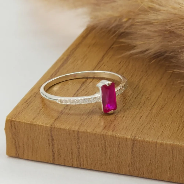 Anel Prata Delicado, com Pedra Retangular Pink e Microzircônias no Aro - Imagem 2