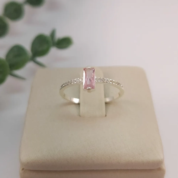 Anel Pedra Rosa Clara, Retangular e Microzircônias - Prata 925 - Imagem 2