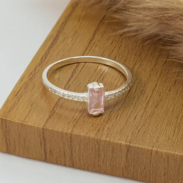 Anel Pedra Rosa Clara, Retangular e Microzircônias - Prata 925 - Imagem 3