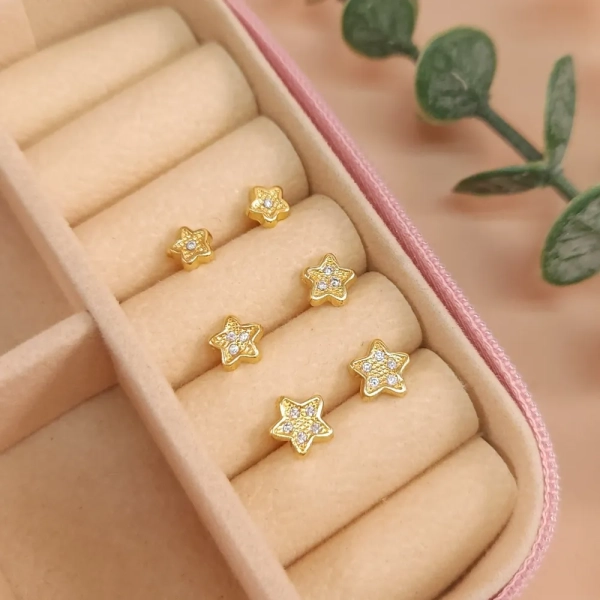 Trio de brincos, cravejado, em formato de estrelas, folheado a ouro 18k