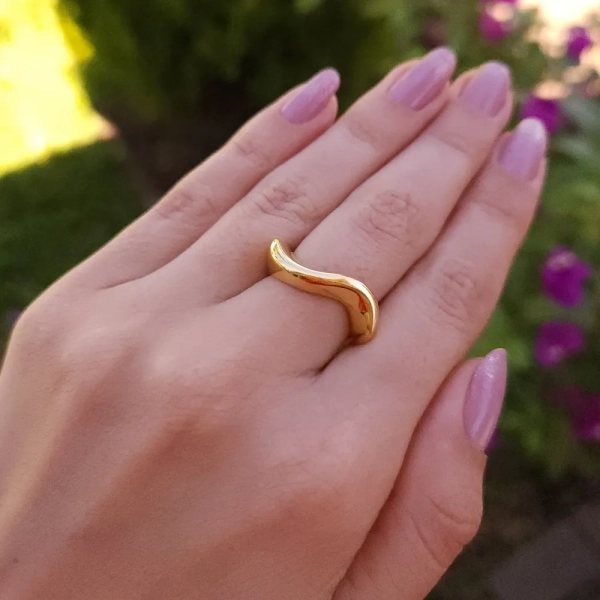 Anel Liso com Designer Ondulado - Banhado a ouro 18k - Imagem 2