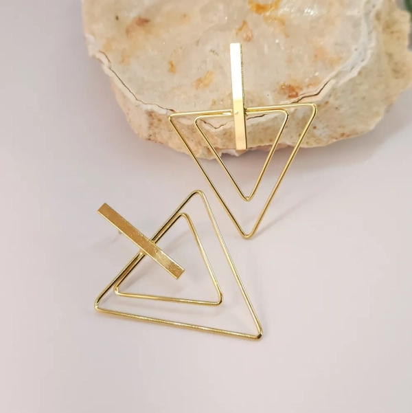 Brinco dois triângulos, folheado a ouro 18k