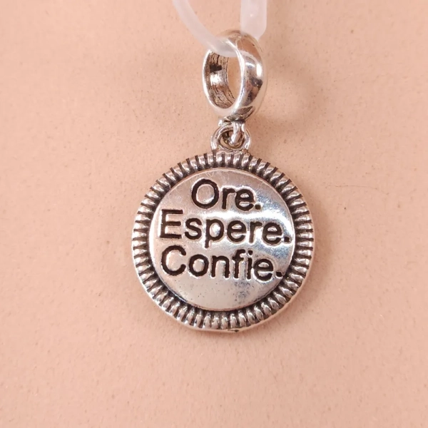 Berloque medalha "Ore. Espere. Confie." Confeccionada em prata 925
