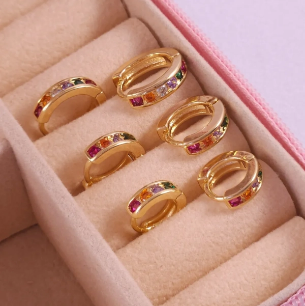 Trio de argolas com zircônias coloridas folheadas a ouro 18k