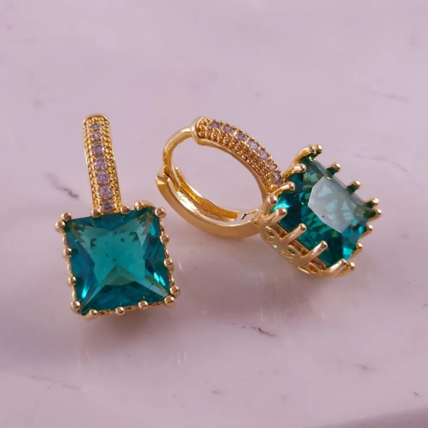 Brinco argola com zircônias e pedra quadrada verde, folheado em ouro 18k