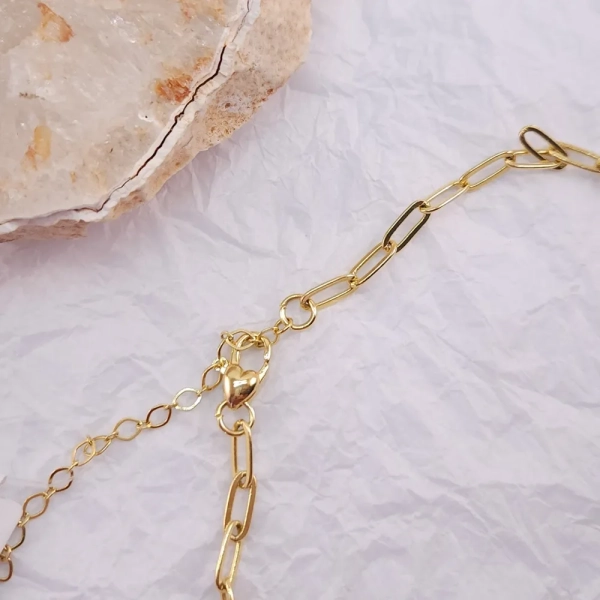 Colar choker elos alongados, com fecho lagosta de coração, folheado a ouro 18k - Imagem 2