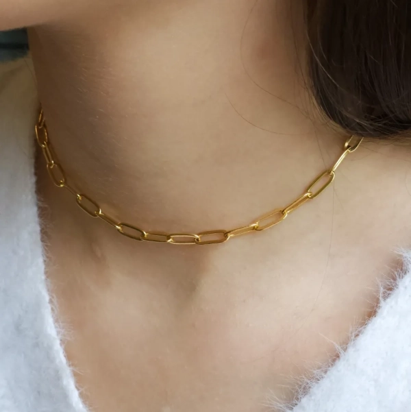 Colar choker elos alongados, com fecho lagosta de coração, folheado a ouro 18k - Imagem 3