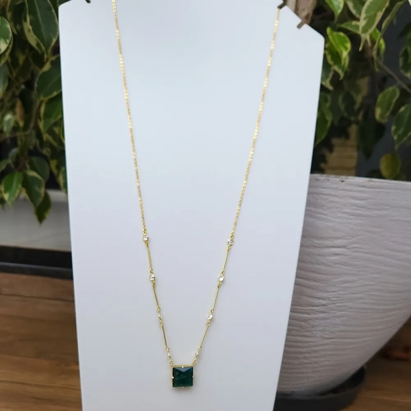 Colar Pedra Fusion Verde Quadrada e com Zircônias na Corrente. - Imagem 2