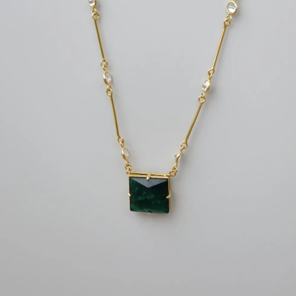 Colar Pedra Fusion Verde Quadrada e com Zircônias na Corrente. - Imagem 3