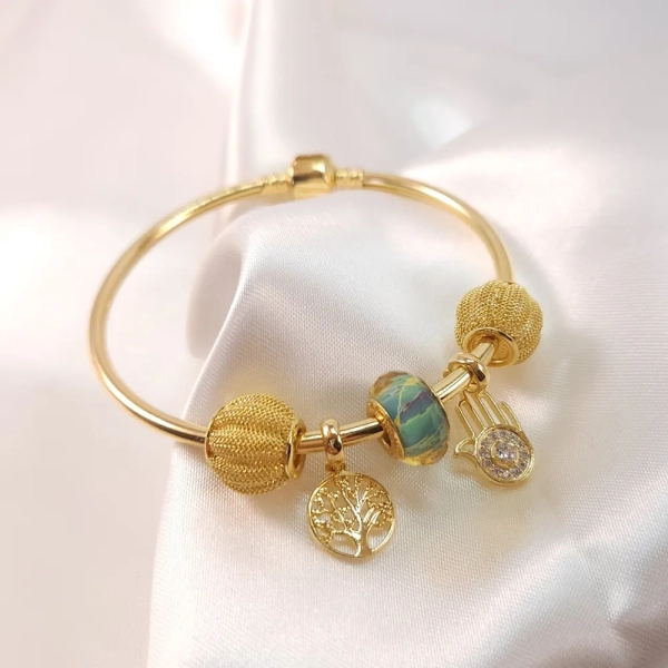 Pulseira bracelete rígido, com separadores e pingentes mão de Fátima e árvore da vida, folheado a ouro 18k