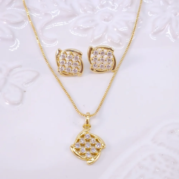 Conjunto delicado quadrado vasado e com  zircônias, folheado a ouro 18k