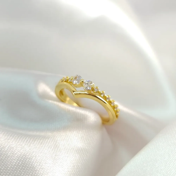 Anel Fio Cravejado com Tope zircônia e fio liso - Banhado a ouro 18k