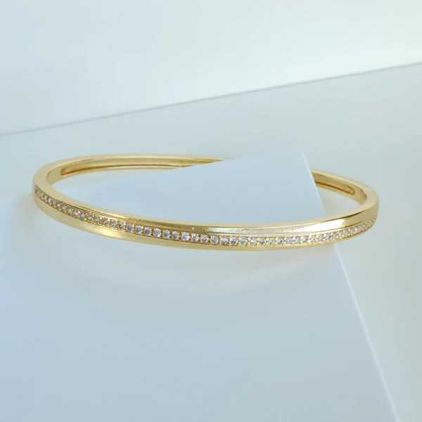 Bracelete Liso com filete cravejado de zircônias -Banhado a ouro 18k