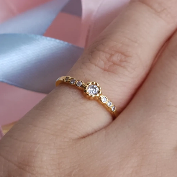 Anel Infantil ou Falange com Zircônias Cravejadas - Banhado a ouro 18k