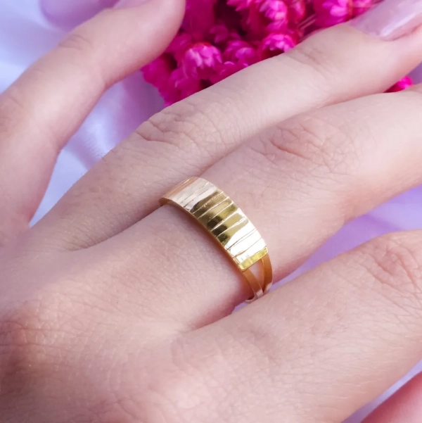 Anel Liso Réplica de Ouro, Detalhes Riscados, Banhado a ouro 18k
