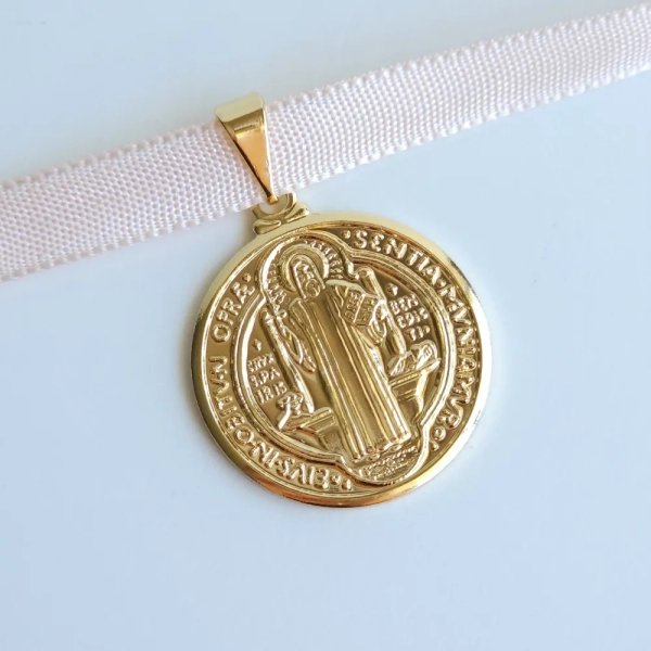 Pingente São Bento 2cm, Banhado a ouro 18k
