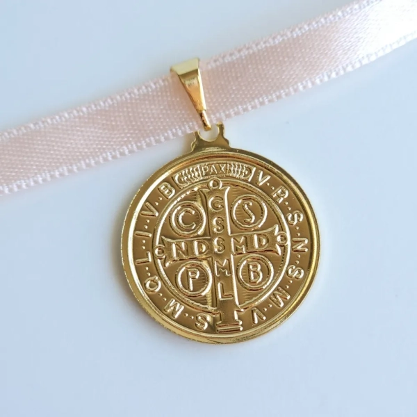 Pingente São Bento 2cm, Banhado a ouro 18k - Imagem 2