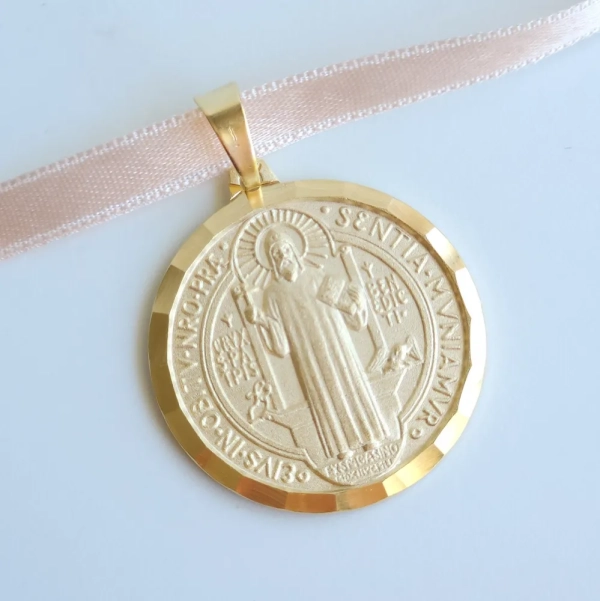 Pingente São Bento grande, borda diamantada - banhado a ouro 18k