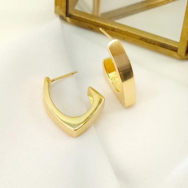 Brinco argola lisa orgânica, folheada a ouro 18k