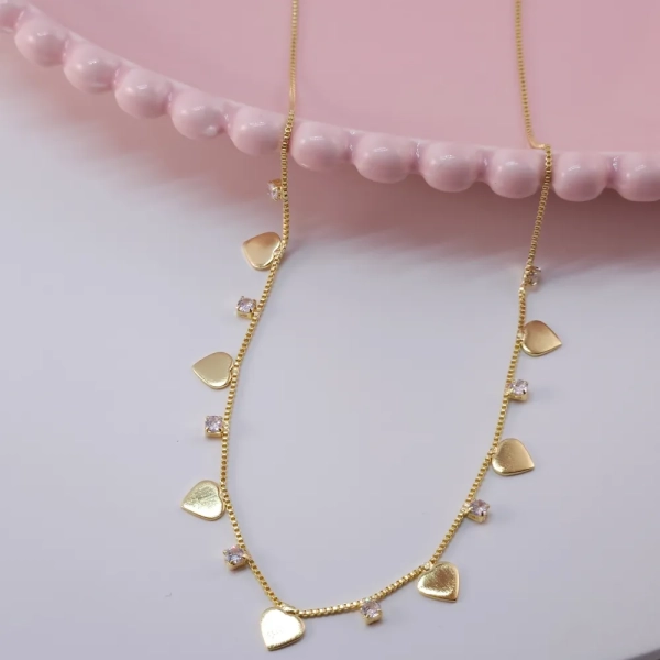 Colar com corações lisos e zircônias, folheado a ouro 18k