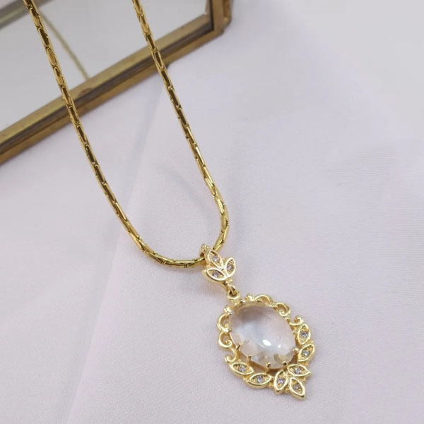 Colar Trabalhado com Pingente Oval Cristal, Banhado a ouro 18k - Imagem 2