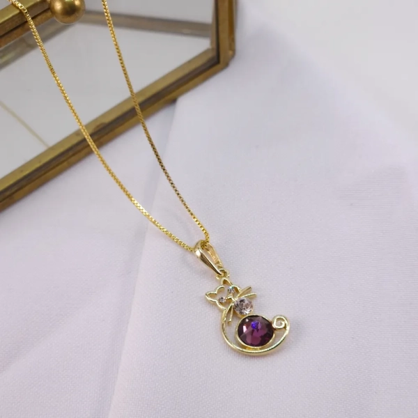 Colar gato vasado, com pedra roxa, folheado a ouro 18k