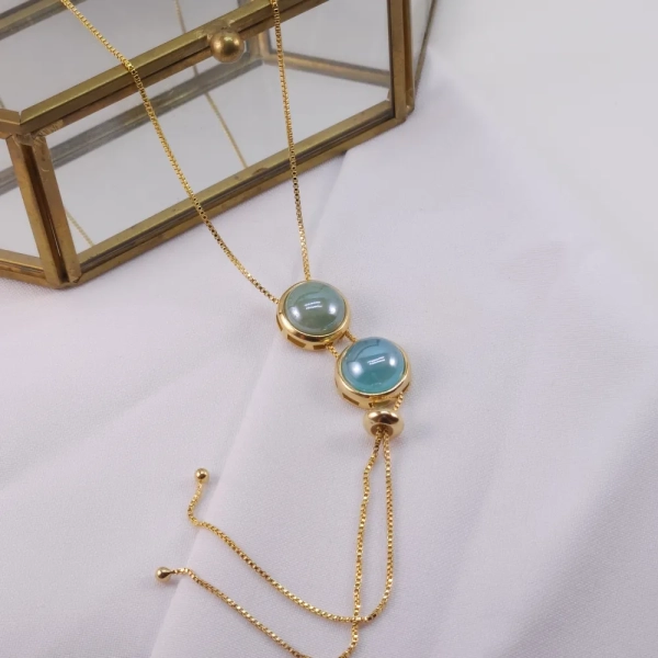 Colar gravatinha com 2 pedras naturais azuis, folheado a ouro 18k