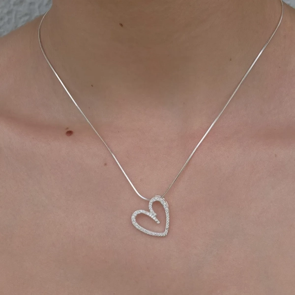 Colar prata corrente diamantada e pingente coração vasado com microzircônias