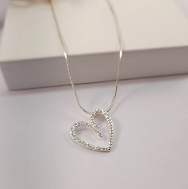 Colar prata corrente diamantada e pingente coração vasado com microzircônias - Imagem 2