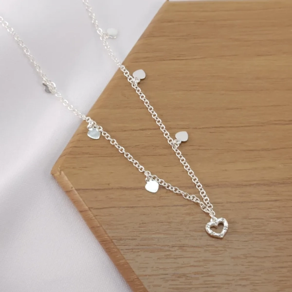 Colar choker com pingentes de corações, em Prata 925