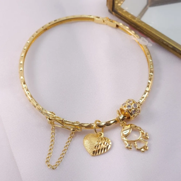 Pulseira bracelete trabalhado com menina, coração e separador - Banhado a ouro 18k
