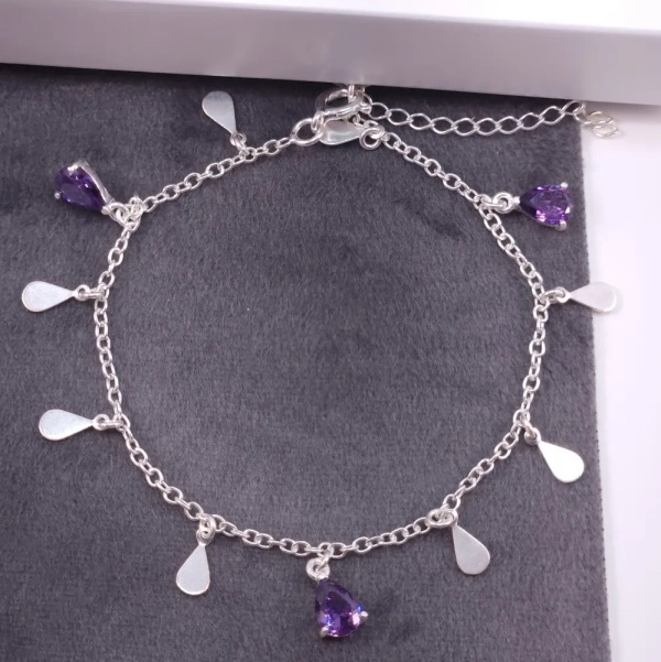 Pulseira gotas na cor violeta e gotas lisas, em Prata 925