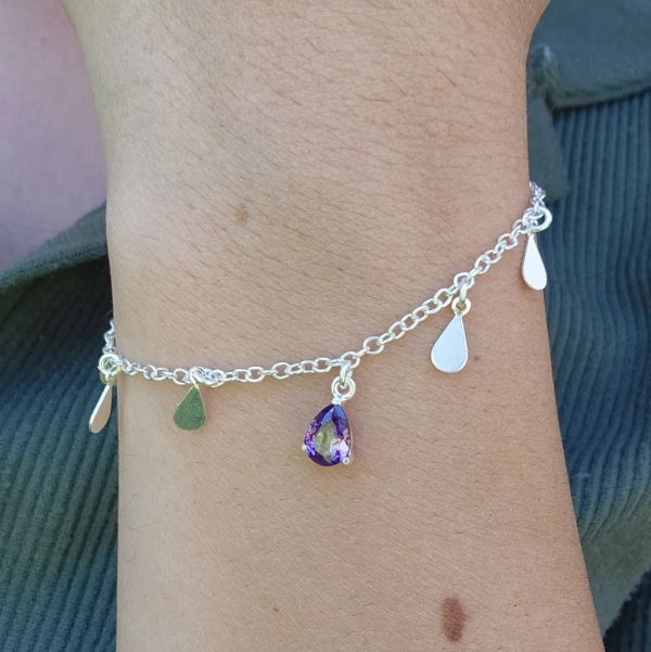 Pulseira gotas na cor violeta e gotas lisas, em Prata 925 - Imagem 2