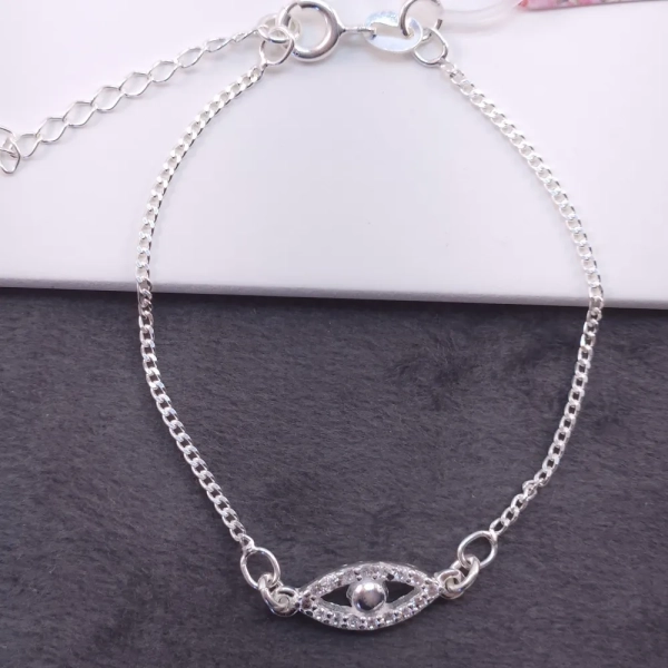 Pulseira prata delicada com olho cravejado com zircônias .