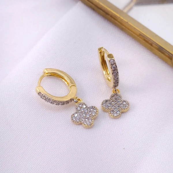 Brinco argola com trevo e zircônias - Banhado a ouro 18k