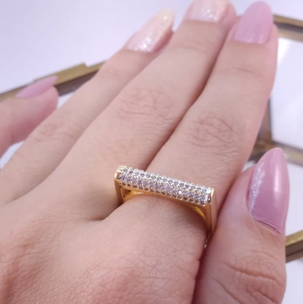 Anel Quadrado Arredondado e Cravejado com Zircônias, Banhado a ouro 18k