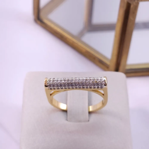Anel Quadrado Arredondado e Cravejado com Zircônias, Banhado a ouro 18k - Imagem 2