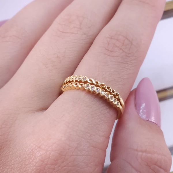 Anel Dois Fios Zircônias e Detalhe Ondulado, Banhado a ouro 18k - Imagem 2