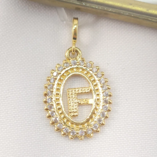 Pingente oval trabalhado, letra F, bordas com zircônias, banhado a ouro 18k