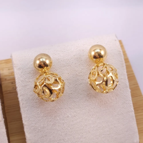 Brinco bolinha lisa e bola vasada, folheado a ouro 18k