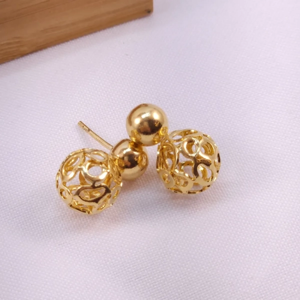 Brinco bolinha lisa e bola vasada, folheado a ouro 18k - Imagem 2