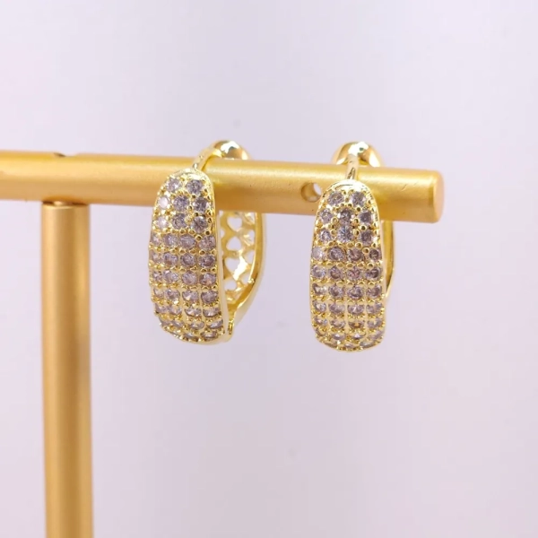 Brinco de argola oval cravejado com zircônias, folheado a ouro 18k