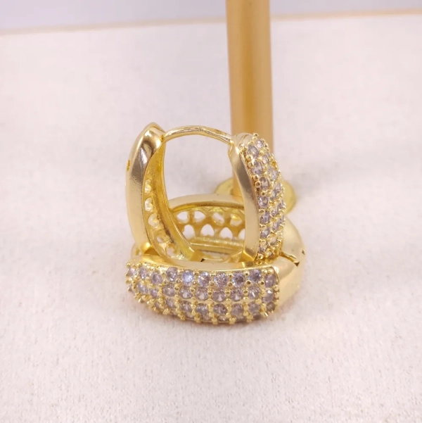 Brinco de argola oval cravejado com zircônias, folheado a ouro 18k - Imagem 2