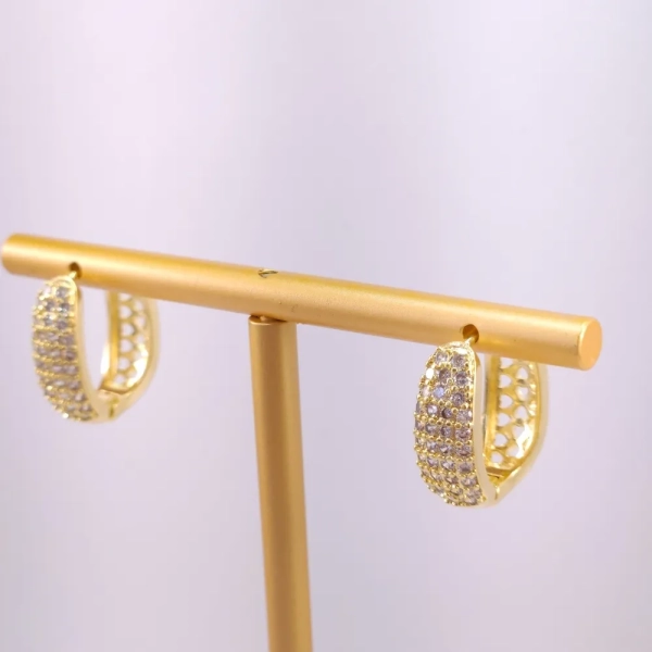 Brinco de argola oval cravejado com zircônias, folheado a ouro 18k - Imagem 3