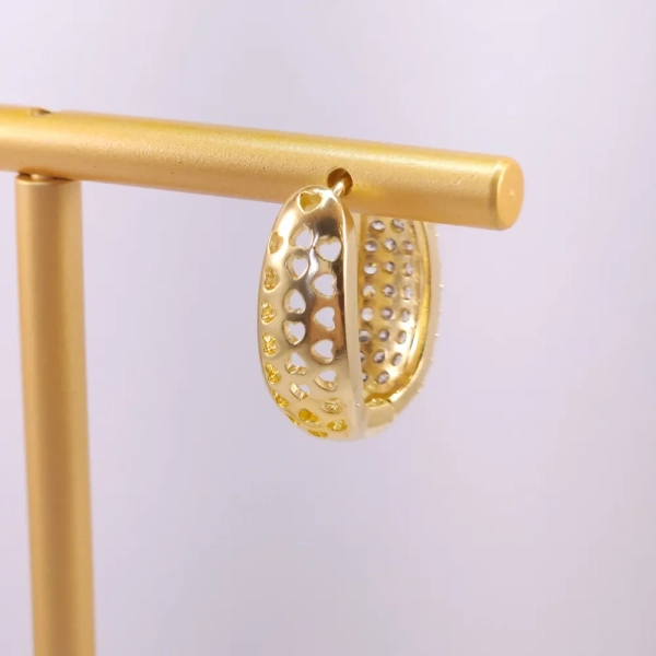 Brinco de argola oval cravejado com zircônias, folheado a ouro 18k - Imagem 4